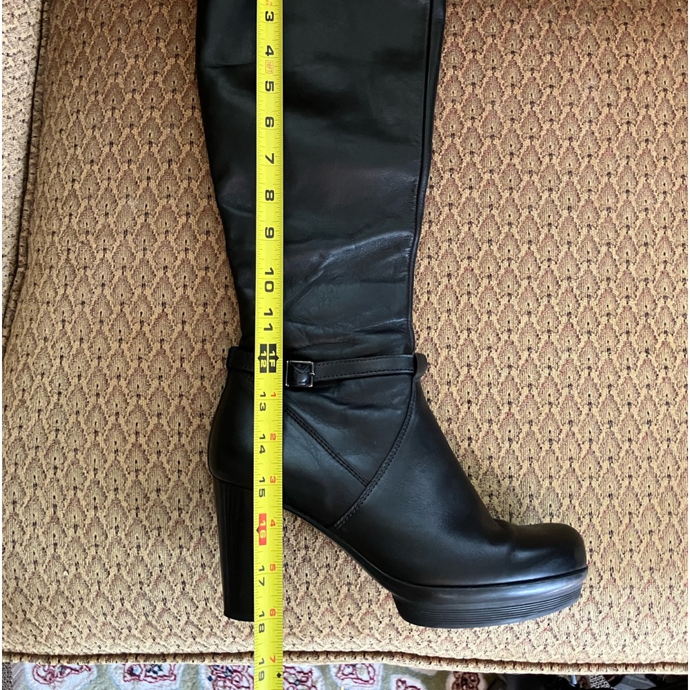 LaCanadienne leather boots with elegant buckle! Size 8M